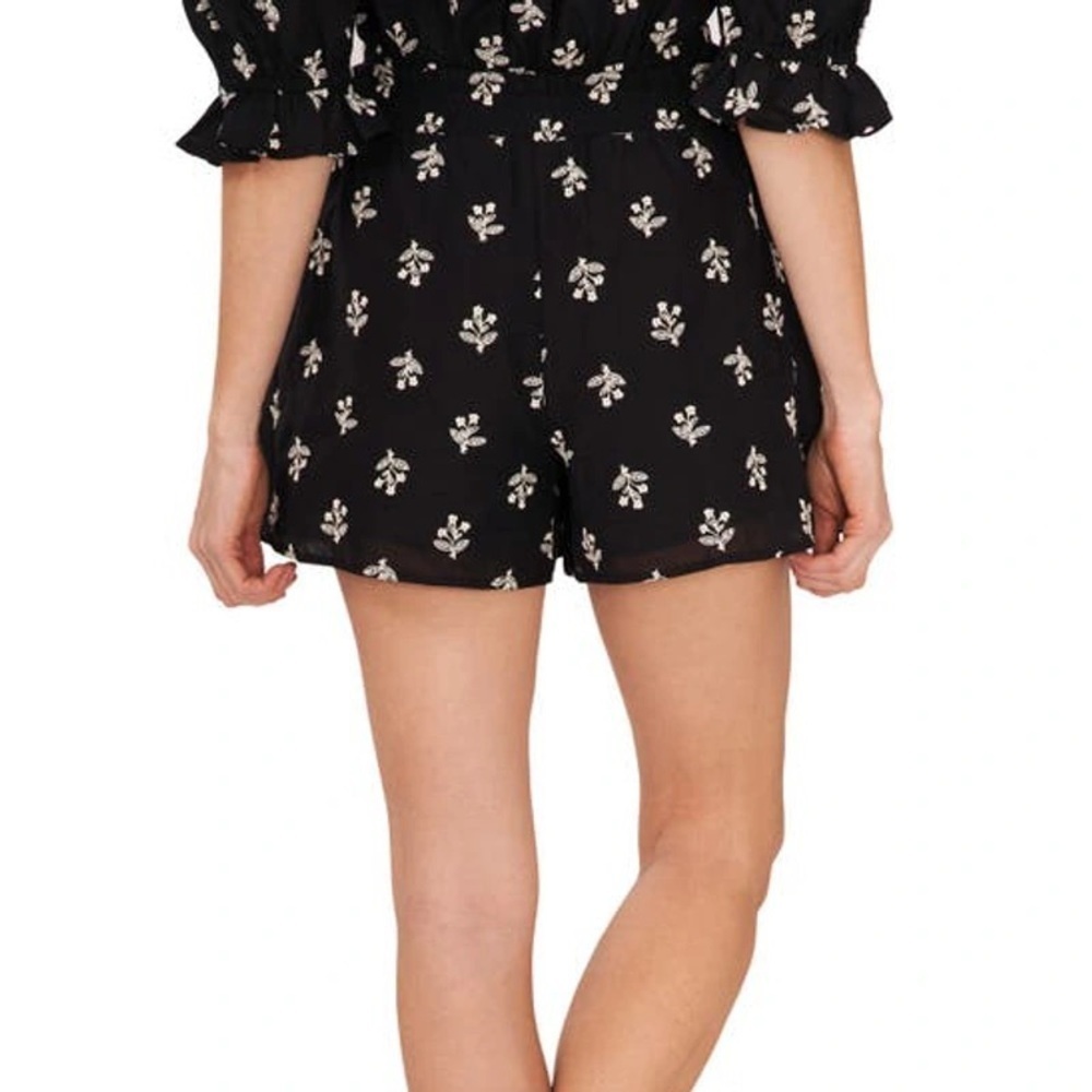 CeCe Black and White Floral Embroidered Cotton Smocked Shorts Size Large